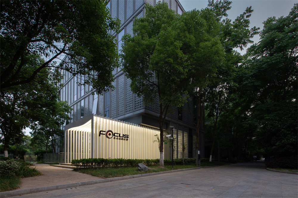 郑州办公室设计公司焦点品牌治理办公室装建案例(图1) DM_20220830154837_001.jpg