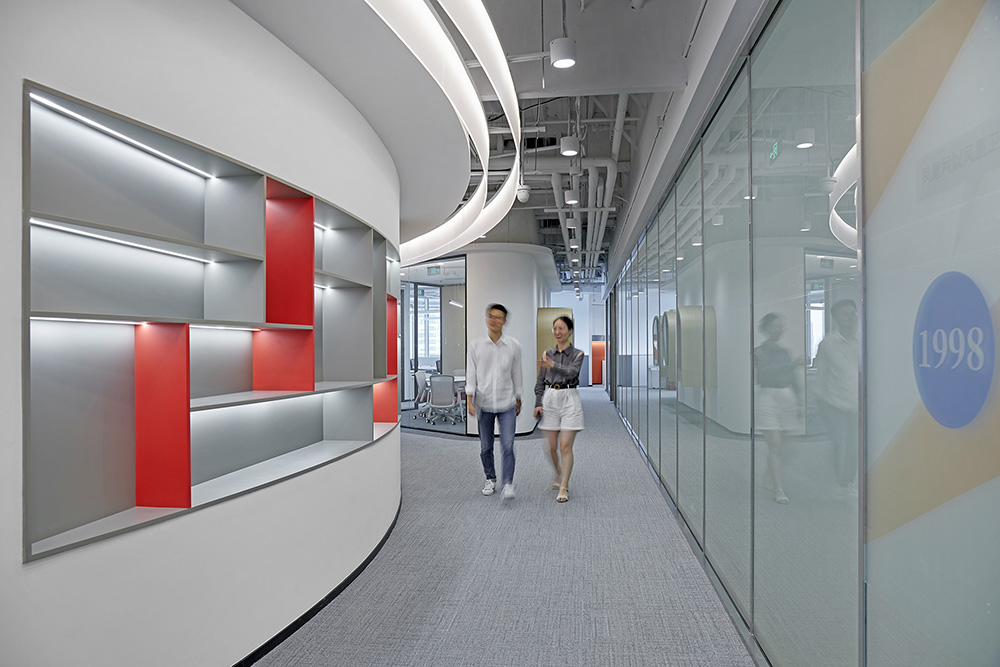 上海凤凰网新媒体传媒公司办公室装建设计案例(图3) 上海凤凰网新媒体传媒公司办公室装建设计案例(图3)