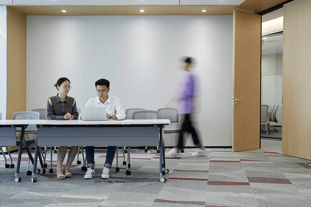 上海凤凰网新媒体传媒公司办公室装建设计案例(图12) 上海凤凰网新媒体传媒公司办公室装建设计案例(图12)