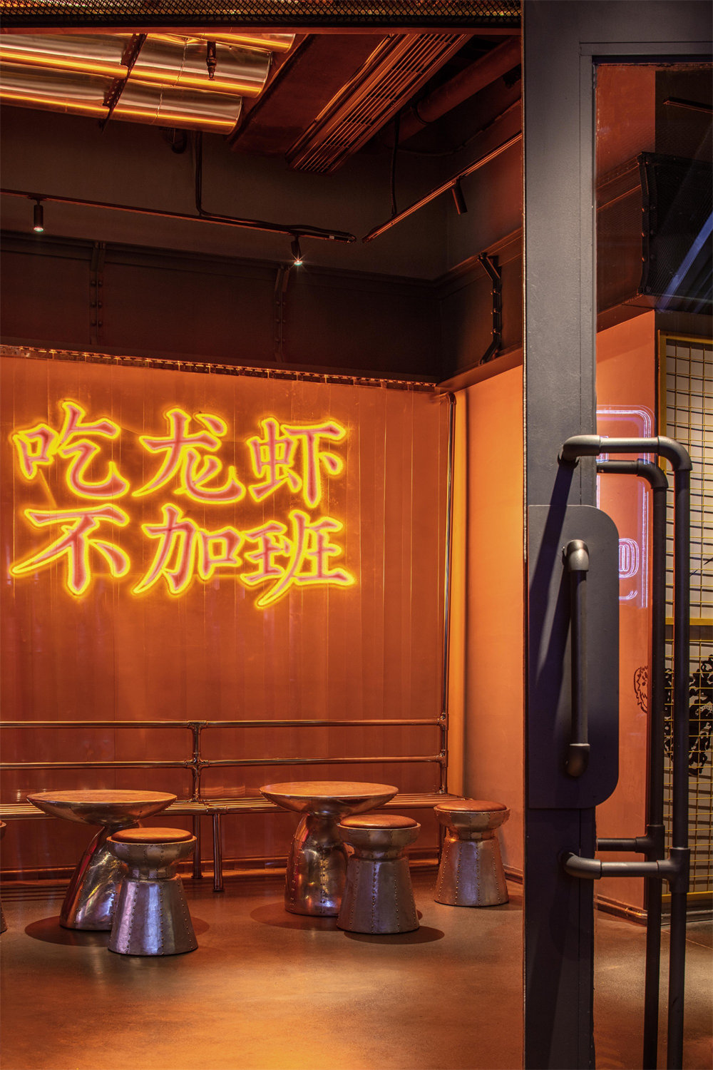郑州餐厅装建推荐剧院工业风幼龙虾店装建设计(图2) 郑州餐厅装建推荐剧院工业风幼龙虾店装建设计(图2)