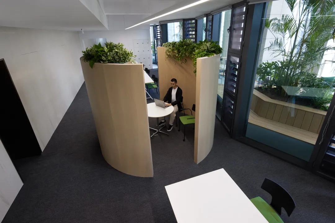 更切合年轻人爱好的法大大总部办公室装建设计规划(图10)