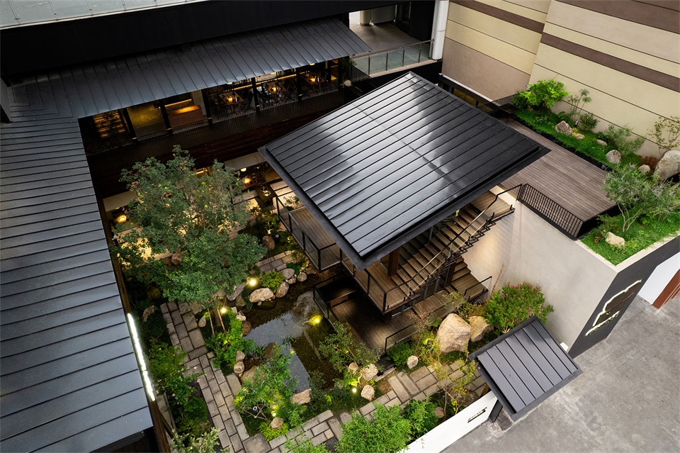 天井景观化用餐  共炉火锅店装建设计(图2)