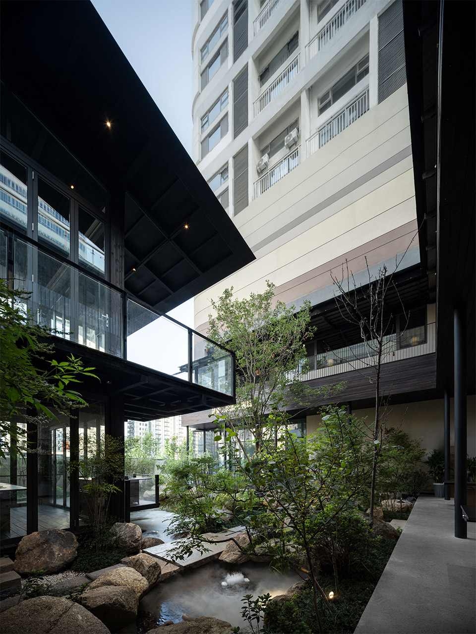 天井景观化用餐  共炉火锅店装建设计(图5)