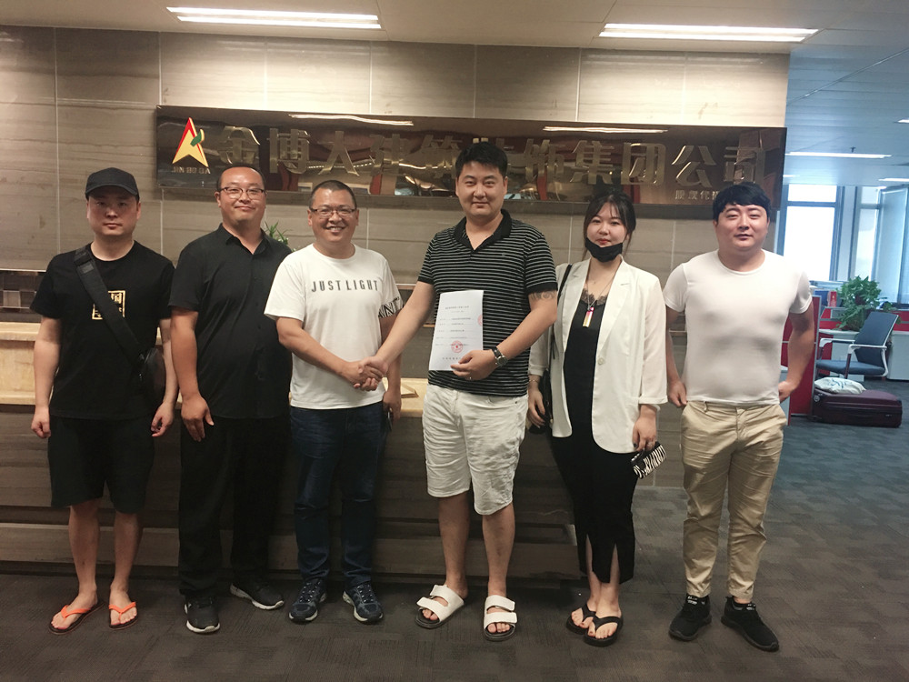 BB贝博大装璜签约连锁品牌炸鸡店合影